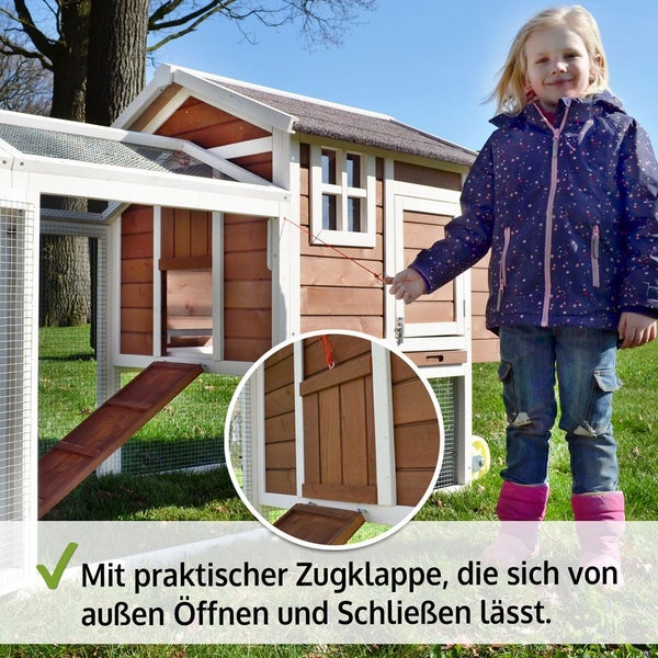 Hühnerstall aus Holz mit praktischer Zugklappe, die von außen bedienbar ist, gezeigt mit einem Kind in einem weitläufigen Garten.