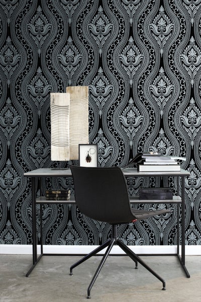 Büro mit Schreibtisch, Stuhl und gemusterter Tapete