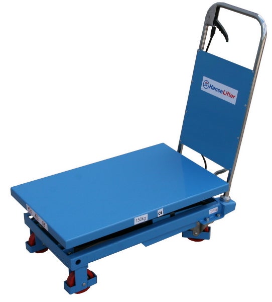 HanseLifter Scherenhubwagen aus blauem Stahl, Traglast 150 Kilogramm, mit vier Rollen und HanseLifter Logo.