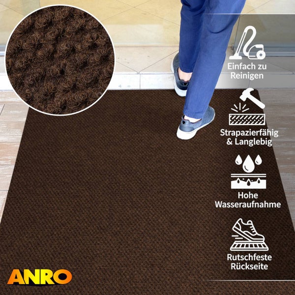 Schmutzfangmatte im Einsatz mit Nahaufnahme der Struktur und Symbolen für einfache Reinigung, Langlebigkeit, Wasseraufnahme und Rutschfestigkeit.