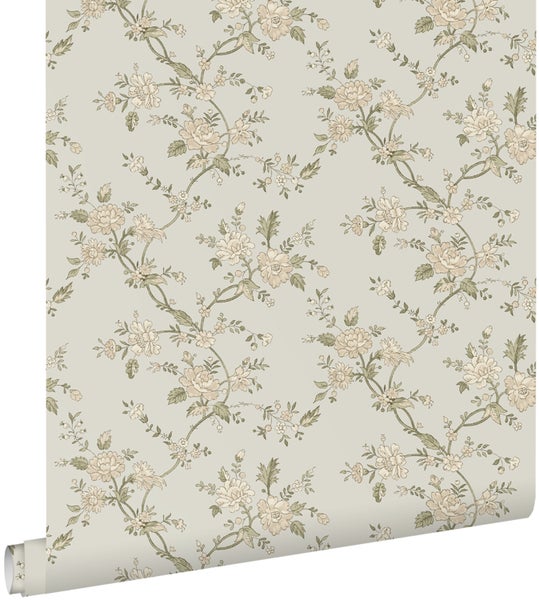 Helle Küche im Landhausstil mit floraler Vliestapete, Kücheninsel, Barhockern und drei Pendelleuchten über der Arbeitsplatte.