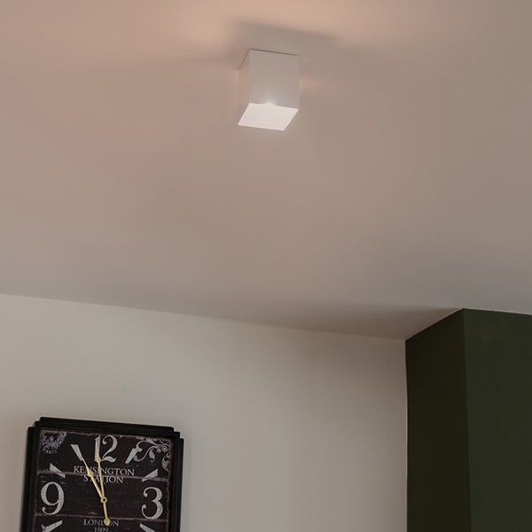 Quadratische Deckenleuchte im Innenraum