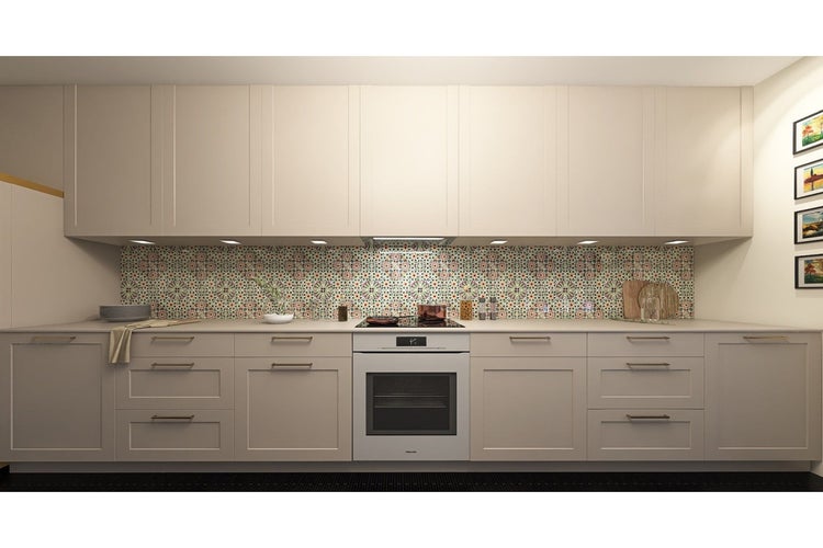 Küchenzeile mit Spüle, Herd, Backofen und bunten Fliesen