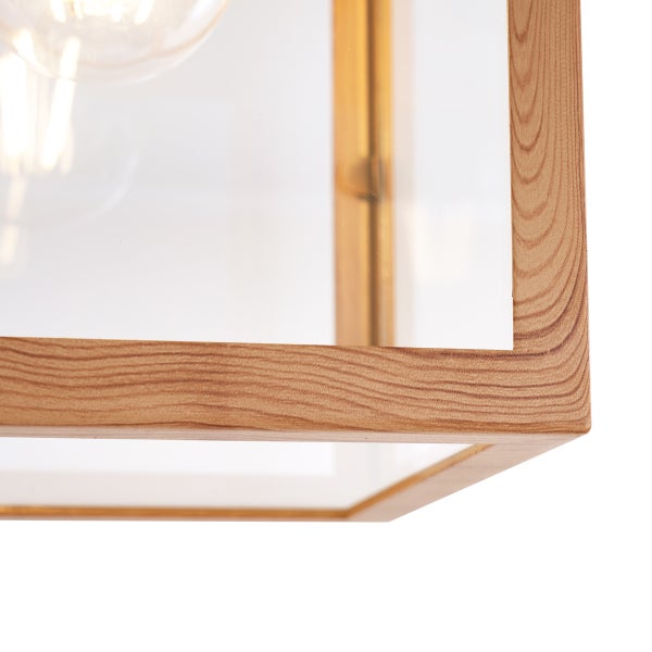 Nahaufnahme einer Deckenleuchte mit Holzrahmen und Glaseinsätzen.