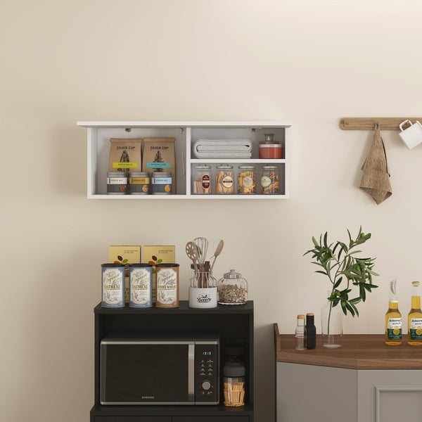 Offener weißer Badezimmerschrank mit Klappmechanismus, gefüllt mit Handtüchern, Spendern und Gläsern.