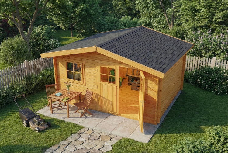 Gartenhaus aus Holz mit geöffneter Tür, Tisch, Stühlen und Rasenmäher im Garten.