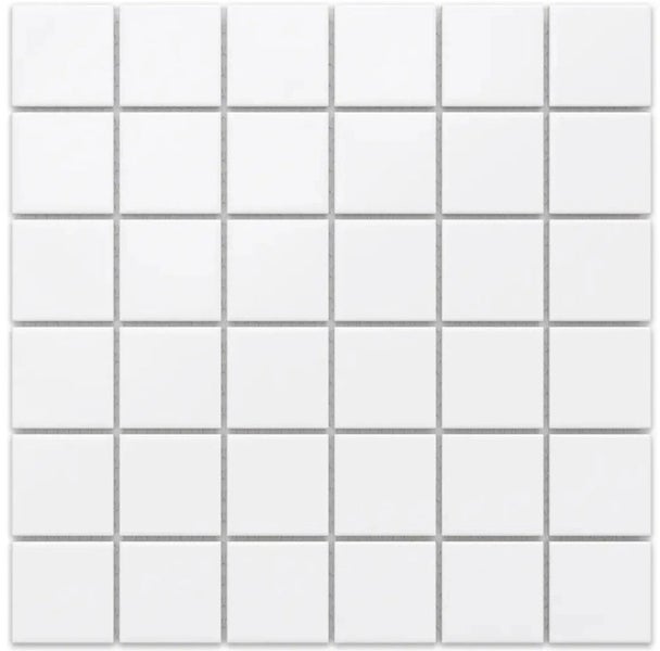 Quadratisches Mosaik aus Keramikfliesen