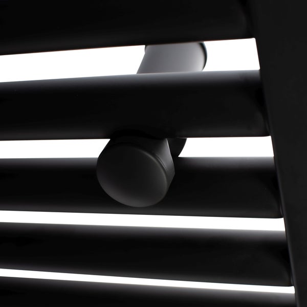 Detail eines schwarzen Badheizkörpers mit horizontalen Rundrohren und Wandhalterung.