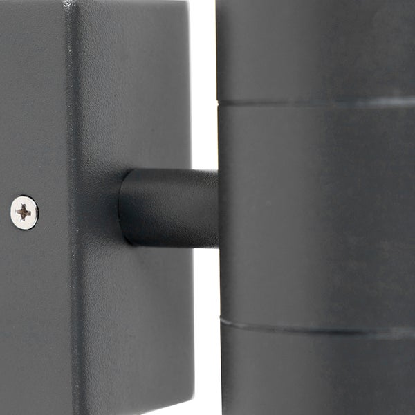 Nahaufnahme der Wandhalterung einer Außenwandleuchte aus Metall mit matter Oberfläche.