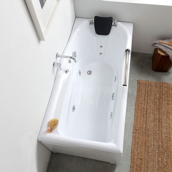 Aufnahme einer weißen Whirlpool Badewanne mit Armatur, Kopfstütze und Haltegriff.