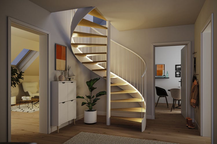 Moderne Wendeltreppe mit hellen Holzstufen, integrierter LED-Beleuchtung, weißem Geländer und Mittelsäule in hellem Wohnraum.