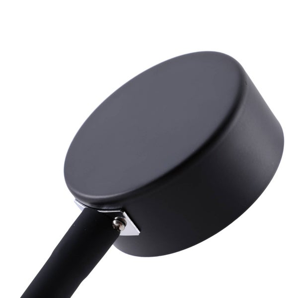 Nahaufnahme einer schwarzen Deckenleuchte