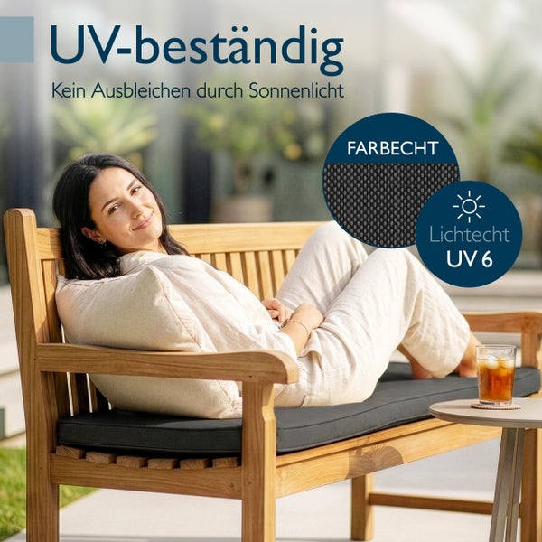 Gartenmöbel-Auflage auf einer Holzbank, UV-beständig und lichtecht Stufe 6 gegen Ausbleichen durch Sonnenlicht.