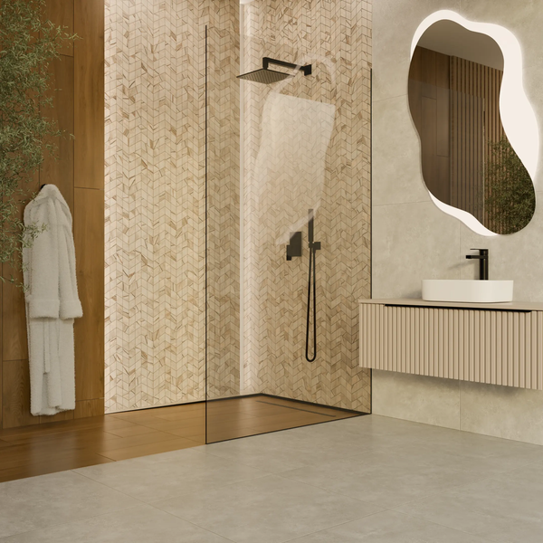 Modernes Badezimmer mit begehbarer Dusche, Glaswand, schwarzen Armaturen, Waschtisch mit Aufsatzbecken und hinterleuchtetem Spiegel.