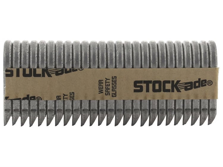 Magazinierte Drahtklammern für den Zaunbau mit Stockade Logo und Sicherheitshinweis