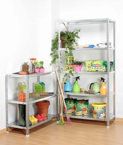 Verzinkte Metallregale in einer Ecke, bestückt mit Gartenutensilien wie Erde, Werkzeugen, Gießkannen und Pflanztöpfen.