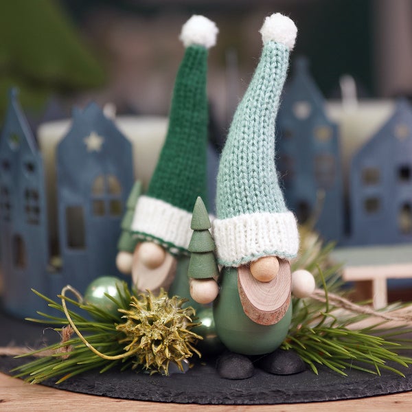 Dekorative Zwerge mit Strickmützen und Weihnachtsmotiven als festliche Dekoration