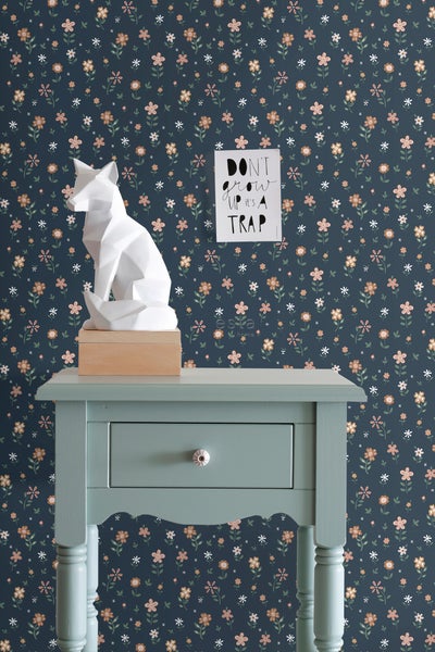 Dekoratives Interieur mit blumiger Tapete, Beistelltisch, Fuchsskulptur und Spruchkarte