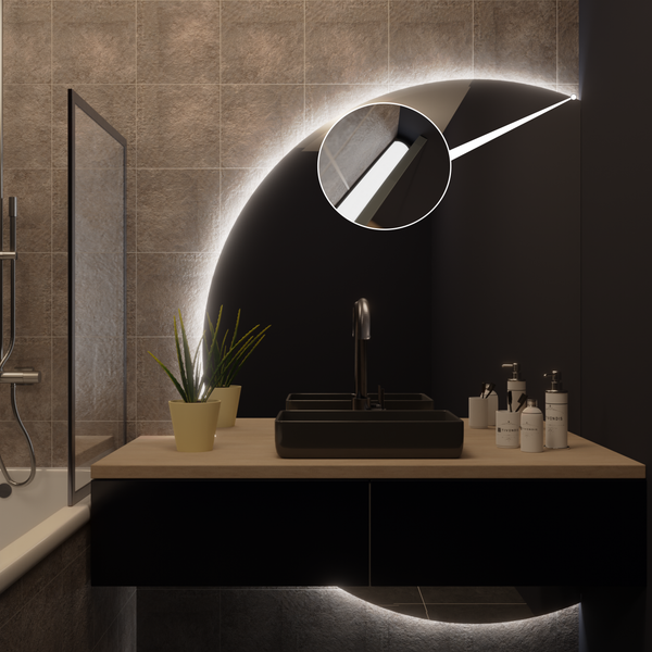 Modernes Badezimmer mit beleuchtetem Spiegel, Waschtisch und Armaturen