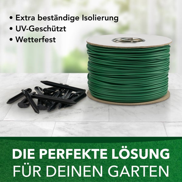 Grünes Begrenzungskabel für Mähroboter auf einer Rolle mit schwarzen Fixierungshaken. Wetterfest, UV-beständig und mit extra beständiger Isolierung.