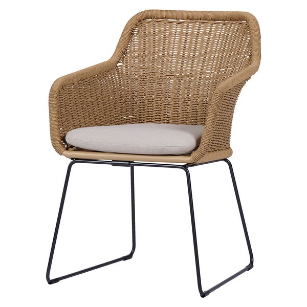 Geflochtener Armlehnstuhl mit Kissen und Metallbeinen