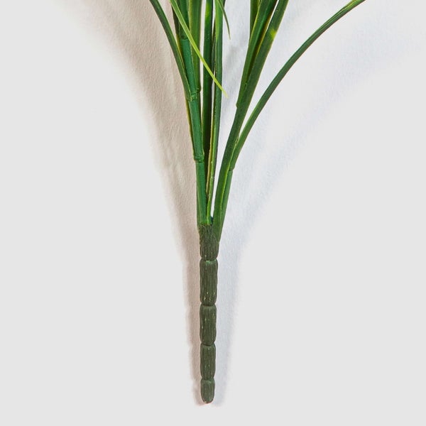 Künstliche Hortensie mit blauem Blütenkopf, grünen Blättern und langem Stiel.