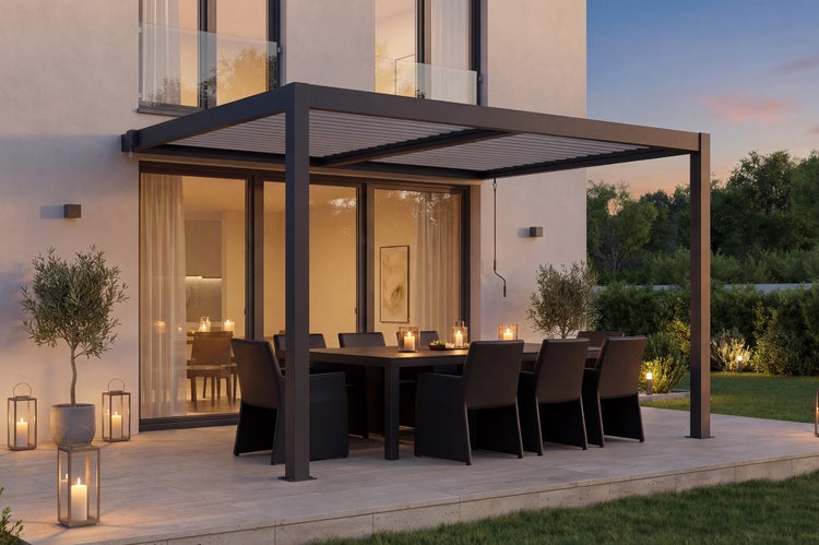 Terrasse mit Lamellenpergola, Esstisch und Stühlen im Außenbereich