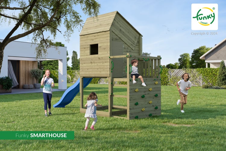 Spielturm Funky Combo Smarthouse aus Holz mit Spielhaus, blauer Rutsche, Kletterwand und spielenden Kindern in einem hellen Garten.