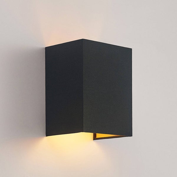 Wandleuchte in Schwarz, rechteckige Form, Lichtaustritt nach oben und unten, modernes Design.