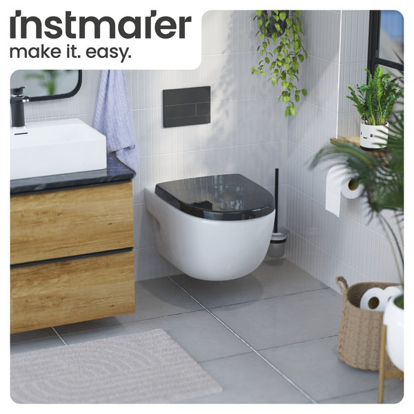Modernes Badezimmer mit wandhängendem WC, Waschtisch und Pflanzen