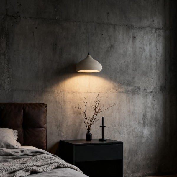 Schlafzimmer mit Betonwand, Nachttisch und Pendelleuchte