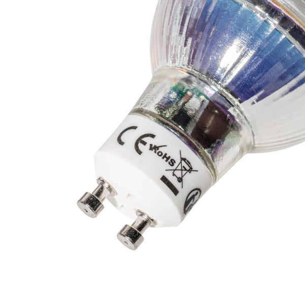 Nahaufnahme eines GU10 Sockels mit CE Kennzeichnung, RoHS Konformität und Entsorgungssymbol für Elektrogeräte.