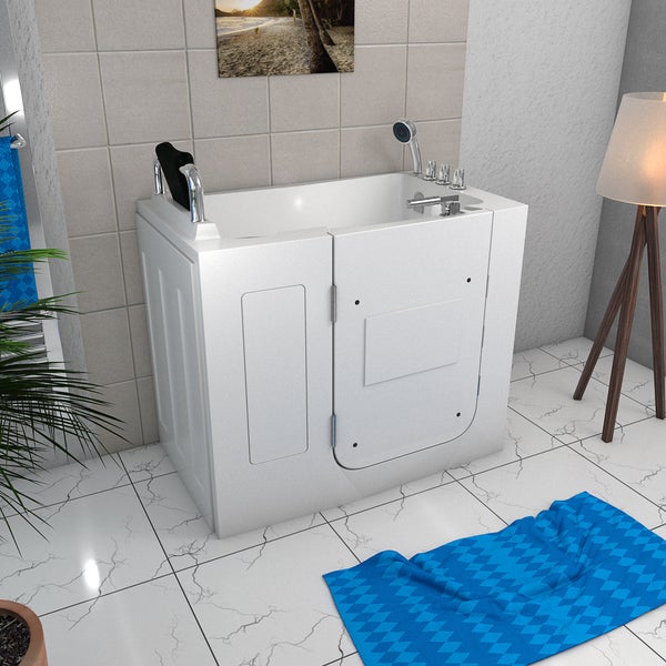 Begehbare Badewanne mit Tür, Armatur und Handgriff im Badezimmer.