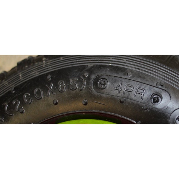 Detailaufnahme eines Reifens mit der Aufschrift 260 x 85 und 4PR.