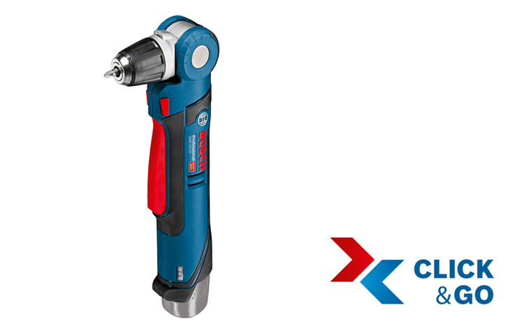 Handwerker bohrt mit einem Akku-Bohrschrauber ein Loch in ein Metallblech