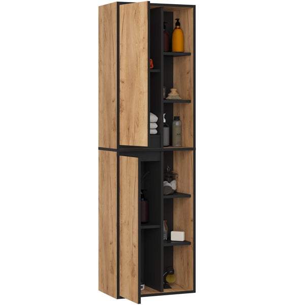 Offener Badezimmerschrank mit Regalen und Türen in Holzoptik