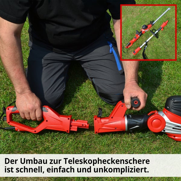 Eine Person montiert eine rote Heckenschere mit Teleskopstiel auf einer Rasenfläche. Im Hintergrund ist eine Teleskopheckenschere zu sehen.