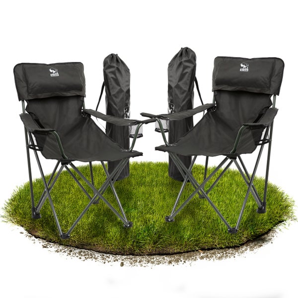Zwei Campingstühle mit Getränkehaltern und Transporttaschen auf Gras