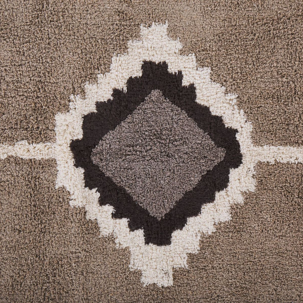 Badematte mit geometrischem Rautenmuster, hochflorige Textur aus weichem Material.