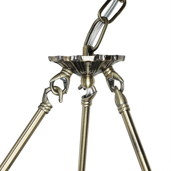 Detailaufnahme einer Pendelleuchte mit Kettenaufhängung und verzierter Halterung