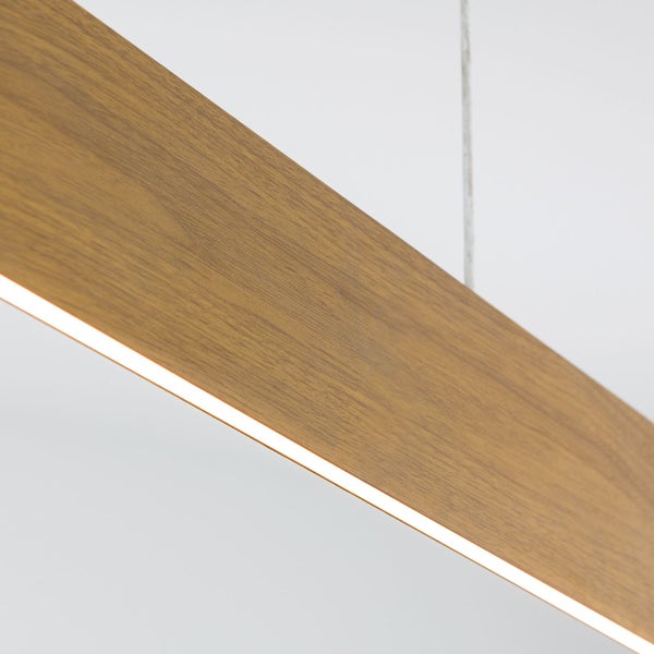 Moderne LED Pendelleuchte in Holzoptik mit schmalem Lichtaustritt für eine direkte Beleuchtung.