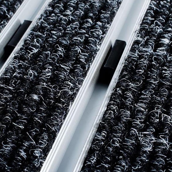 Nahaufnahme einer Eingangsmatte mit Ripseinlagen und stabilen Aluminiumprofilen.