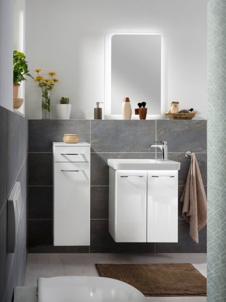 Modernes Badezimmer mit weißem Waschtisch, Spiegelschrank und Hochschrank