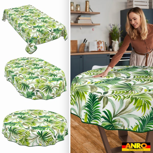 Abwaschbare Tischdecke mit tropischem Blättermuster in rechteckiger, ovaler und runder Form. Eine Frau legt die Decke auf einen Tisch. ANRO Logo.