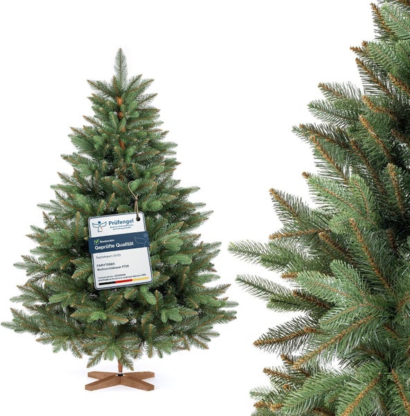 Künstlicher Weihnachtsbaum Fairytrees mit Prüfsiegel für geprüfte Qualität auf einem Holzständer stehend