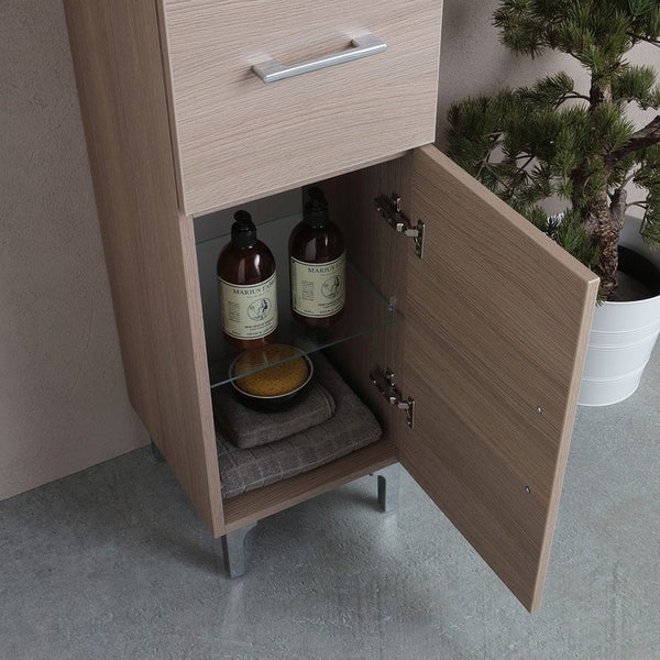 Waschbeckenunterschrank mit geöffneter Tür, Ablagefächern und Handtüchern