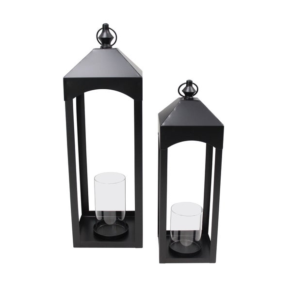 Set aus zwei modernen Metalllaternen mit Glaseinsatz für Kerzen zur Dekoration.