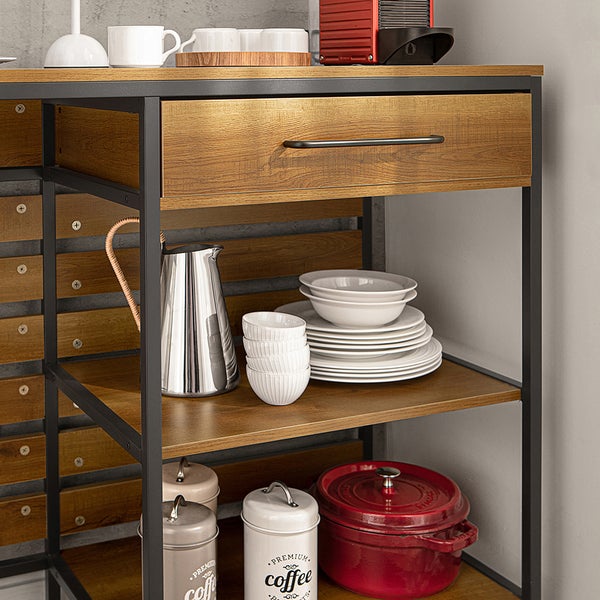 Küchenregal mit Schublade, Geschirr, Kaffeekanne und Vorratsdosen