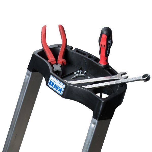 Krause Logo auf einer Leiterablage mit Zange, Schraubendreher, Schrauben und Schraubenschlüsseln