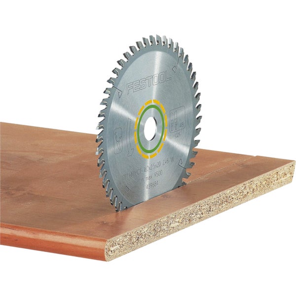Festool Kreissägeblatt schneidet präzise durch eine beschichtete Spanplatte.